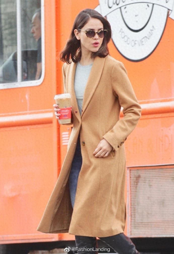 埃扎·冈萨雷斯气质亮相，橘黄色大衣温柔又知性，内搭时尚感满分