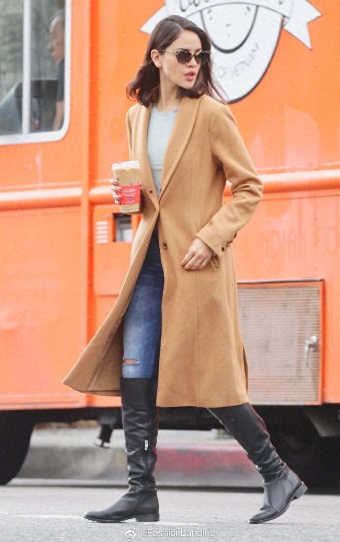 埃扎·冈萨雷斯气质亮相，橘黄色大衣温柔又知性，内搭时尚感满分