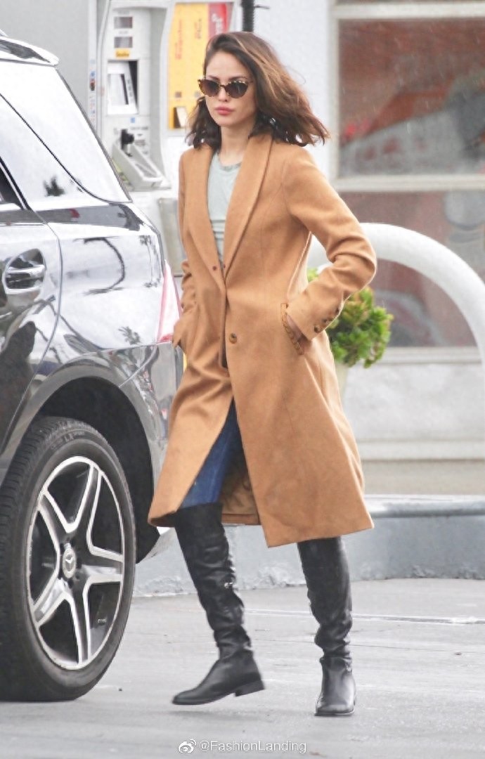 埃扎·冈萨雷斯气质亮相，橘黄色大衣温柔又知性，内搭时尚感满分