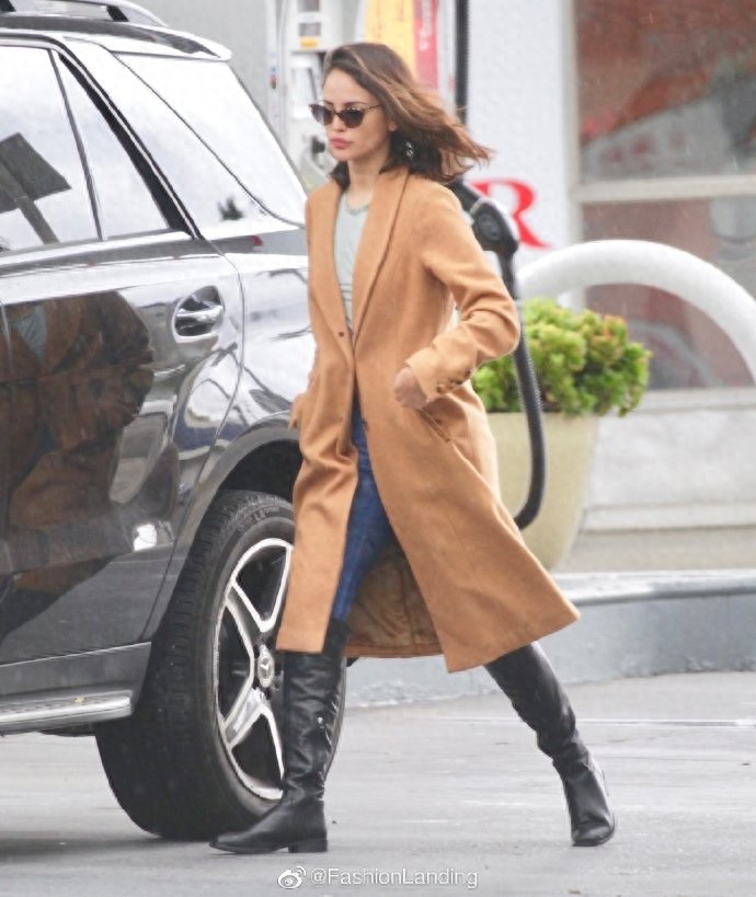 埃扎·冈萨雷斯气质亮相，橘黄色大衣温柔又知性，内搭时尚感满分