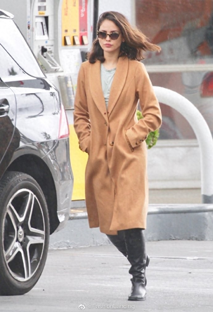 埃扎·冈萨雷斯气质亮相，橘黄色大衣温柔又知性，内搭时尚感满分