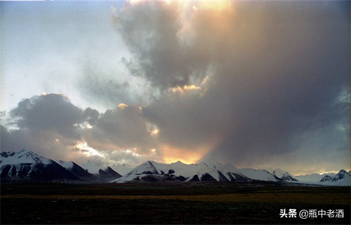 1996年的长江源头，唐古拉山脉主峰各拉丹东雪山