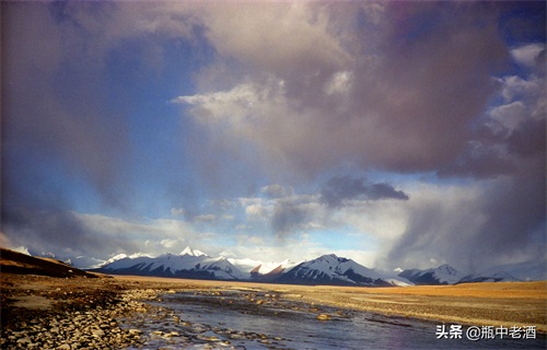 1996年的长江源头，唐古拉山脉主峰各拉丹东雪山
