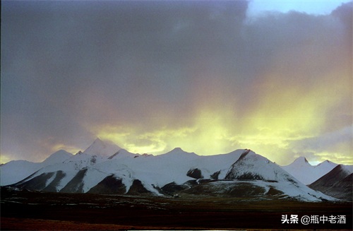 1996年的长江源头，唐古拉山脉主峰各拉丹东雪山