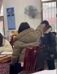 ​湖南湘潭市一老师遭打骂，校方被指威胁调查人员