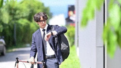 ​单身贵族的消费狂欢：揭秘“单身经济”如何重塑商业版图