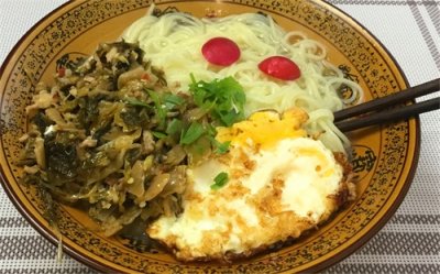 ​酸菜面条这样做，面条光滑汤鲜味美，酸香开胃，好吃