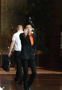 ​＂何炅撒贝宁的默契时刻再度爆笑！揭秘他们双北发糖的甜蜜秘密＂