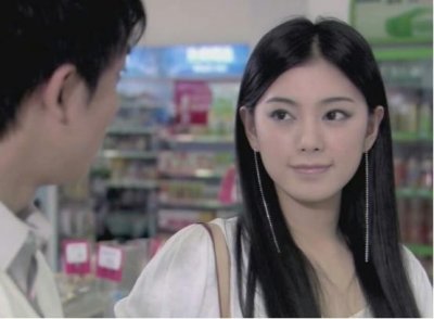 ​她是《爱情公寓》的秦羽墨，曾出演《快乐星球》，18出道至今未火