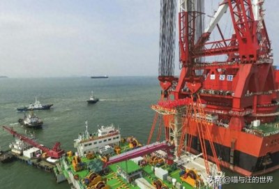 ​中国“军舰之母”有多厉害？重达140000吨，一口气能绕地球一圈半