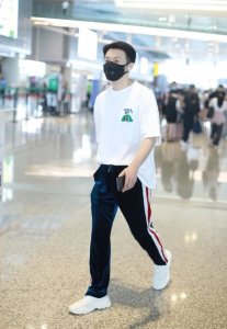 ​李荣浩很会穿，T恤总是“大一号”，潮流感十足！这次发型抢镜了