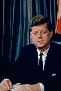 ​1963年，美国总统约翰·肯尼迪遭刺杀，该家族深陷死亡诅咒，为何