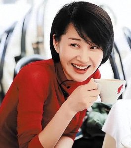 ​55岁“风韵犹存老少通吃”，如今未婚的许晴，真是越老越有感觉。