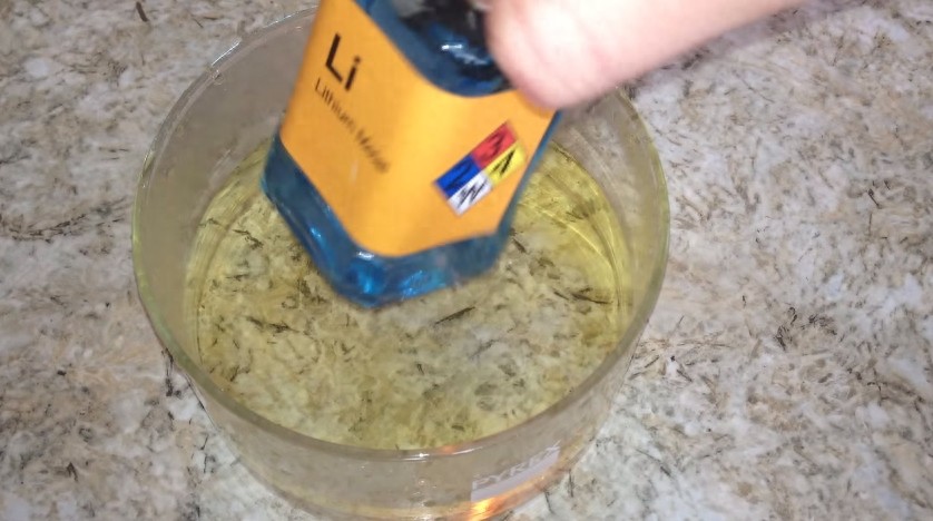 锂和水的化学反应如此神奇,结果锂燃烧之后更神奇