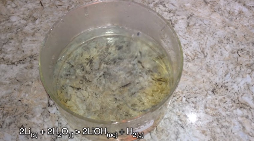 锂和水的化学反应如此神奇,结果锂燃烧之后更神奇