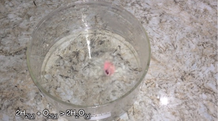 锂和水的化学反应如此神奇,结果锂燃烧之后更神奇