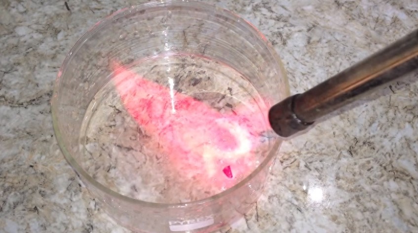 锂和水的化学反应如此神奇,结果锂燃烧之后更神奇