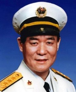 ​他是海军的第六任司令员，55岁成中将，61岁晋升上将，享年63岁