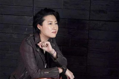 ​吴卓林：被成龙毁掉一生的“私生女”，如今沦落街头，靠救济维生