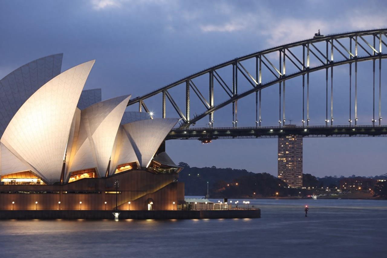 悉尼大桥号称世界第一单孔拱桥，早期悉尼的代表建筑