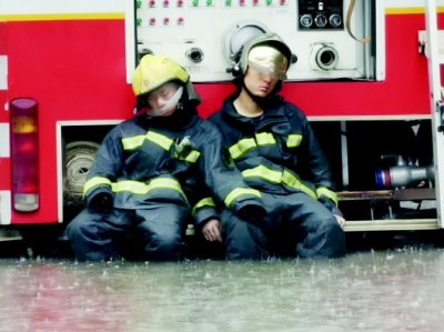 ​超强台风“利奇马”凶猛来袭 这些“狼狈”瞬间让人心疼