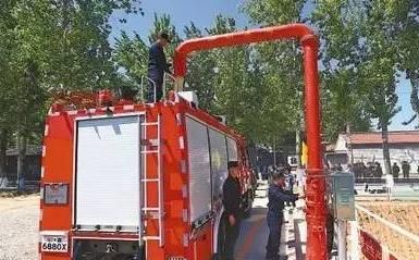 消防车和消防栓的颜色是