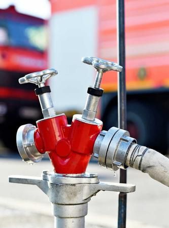 我国消防车和消火栓的颜色是红色