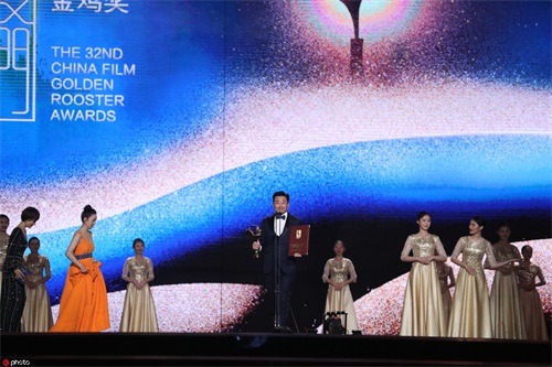 王景春咏梅凭《地久天长》分获最佳男女主角 胡歌霍建华合体颁奖