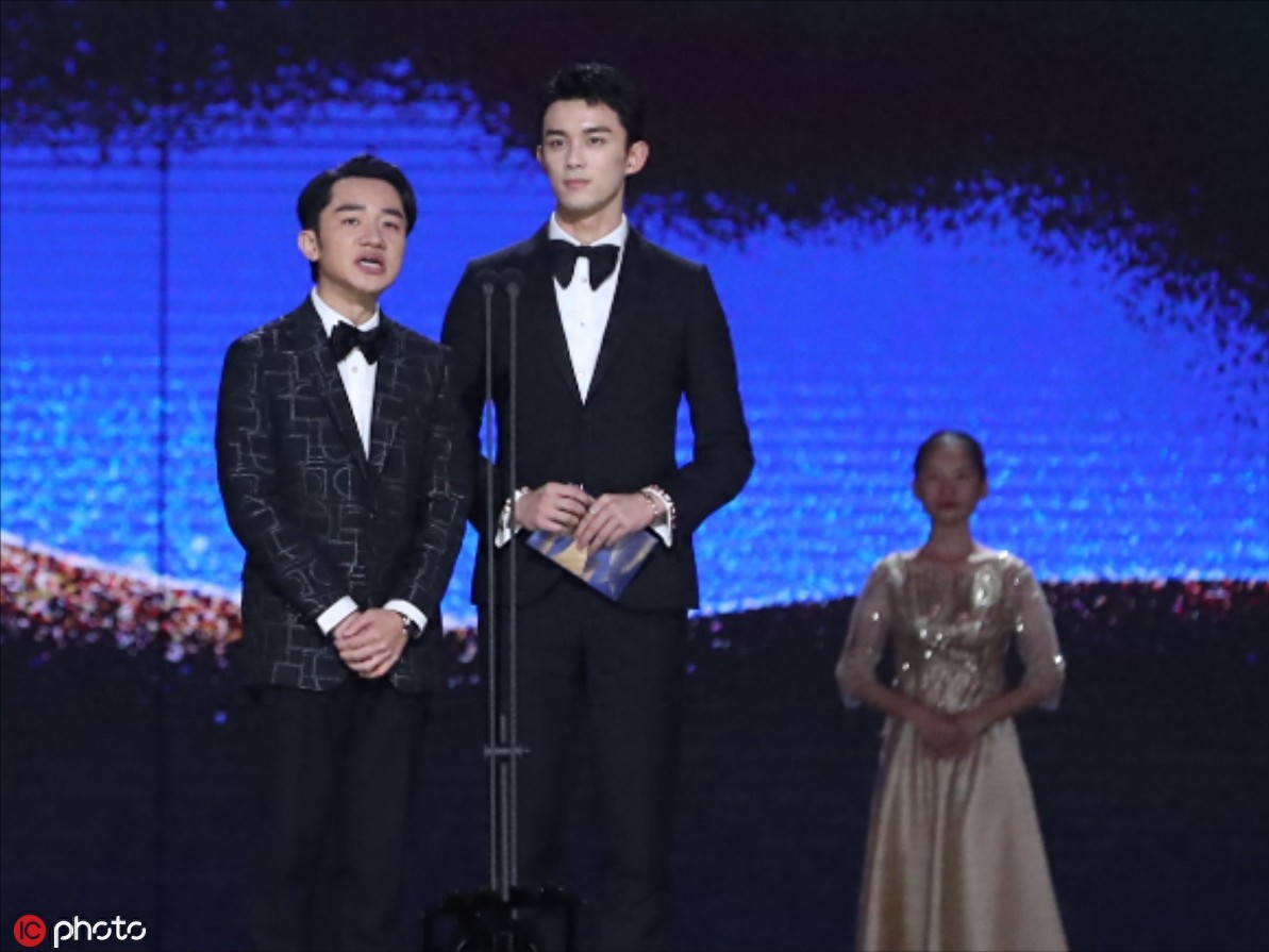 王景春咏梅凭《地久天长》分获最佳男女主角 胡歌霍建华合体颁奖