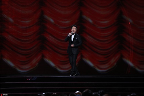 王景春咏梅凭《地久天长》分获最佳男女主角 胡歌霍建华合体颁奖