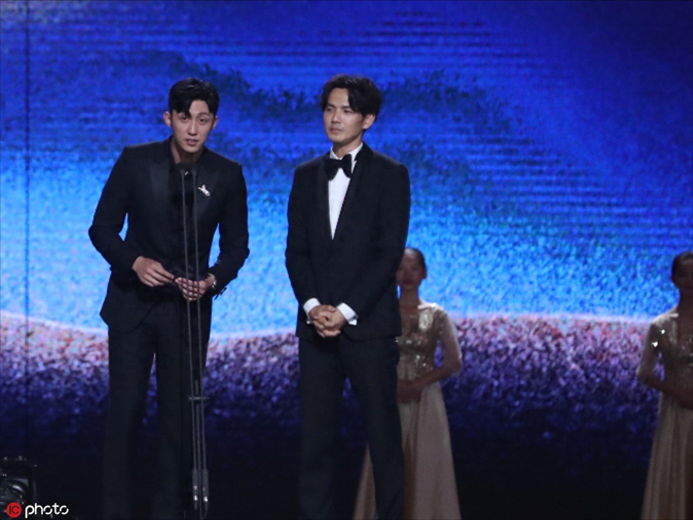 王景春咏梅凭《地久天长》分获最佳男女主角 胡歌霍建华合体颁奖