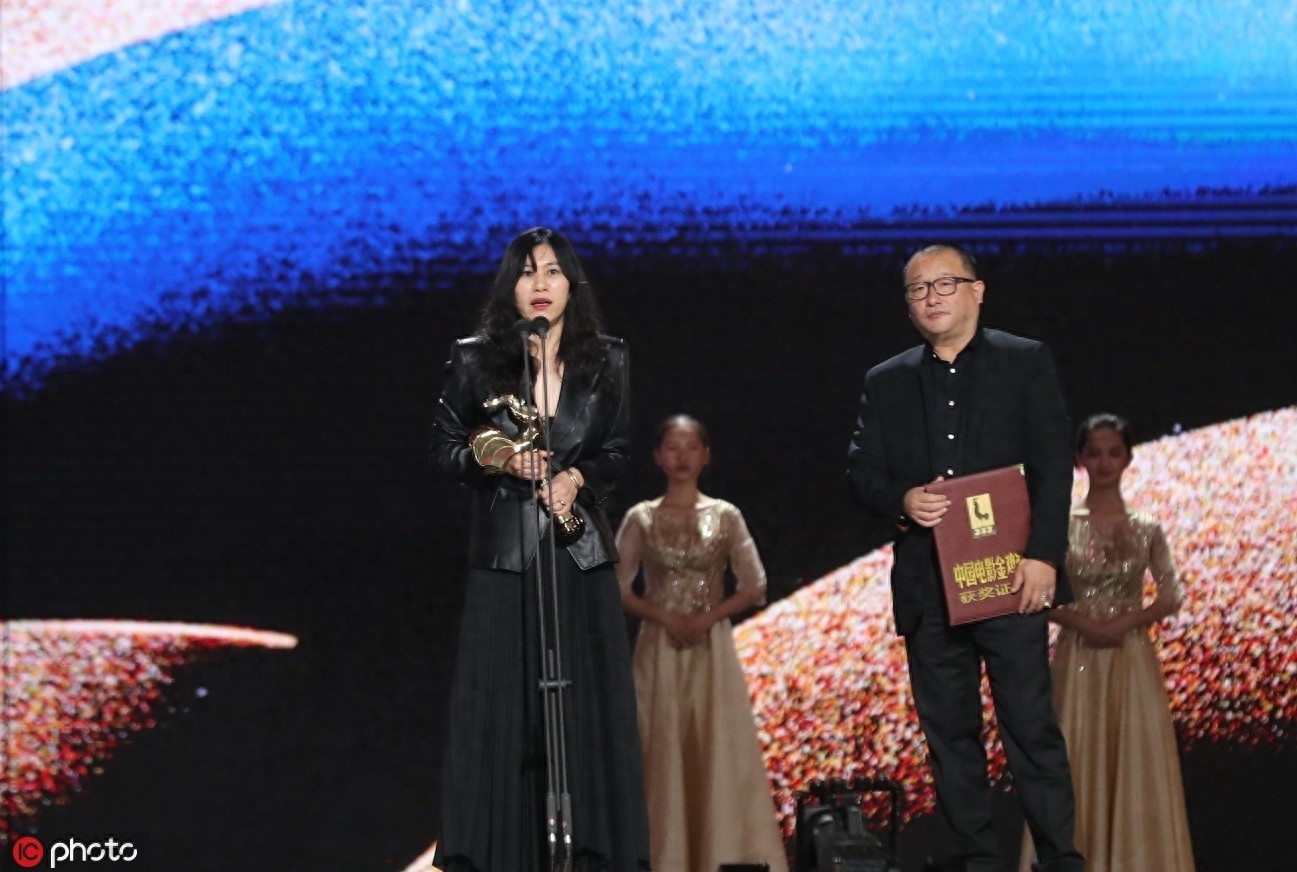 王景春咏梅凭《地久天长》分获最佳男女主角 胡歌霍建华合体颁奖