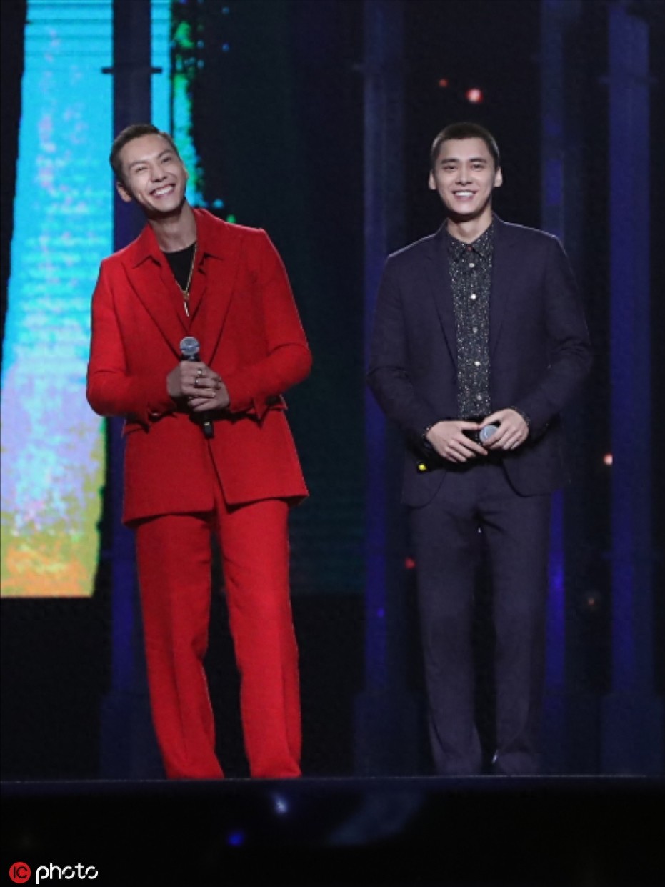 王景春咏梅凭《地久天长》分获最佳男女主角 胡歌霍建华合体颁奖