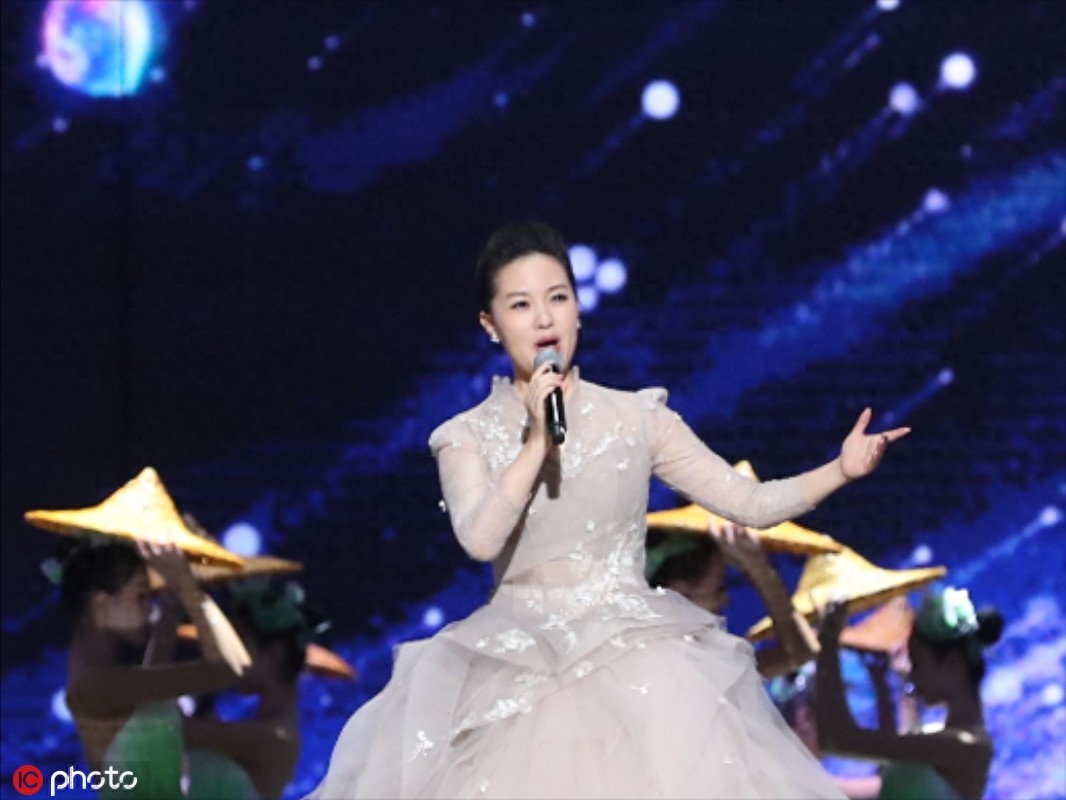 王景春咏梅凭《地久天长》分获最佳男女主角 胡歌霍建华合体颁奖