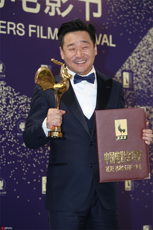 王景春咏梅凭《地久天长》分获最佳男女主角 胡歌霍建华合体颁奖