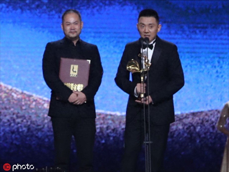 王景春咏梅凭《地久天长》分获最佳男女主角 胡歌霍建华合体颁奖