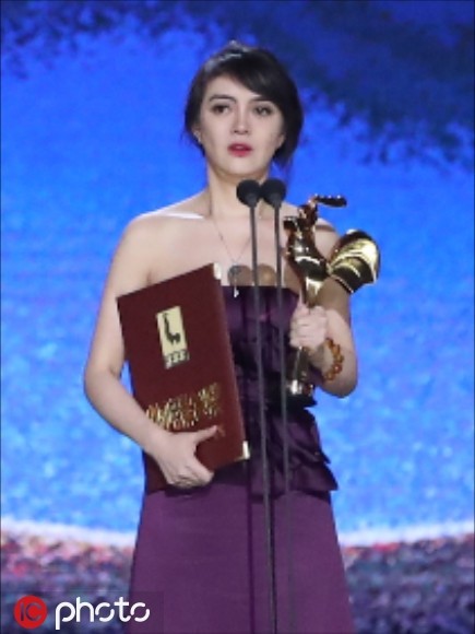 王景春咏梅凭《地久天长》分获最佳男女主角 胡歌霍建华合体颁奖