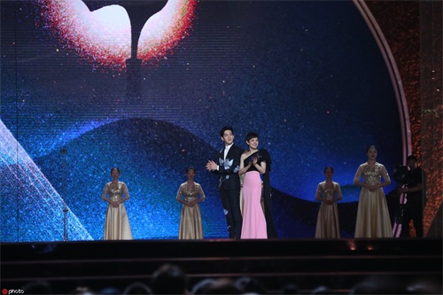 王景春咏梅凭《地久天长》分获最佳男女主角 胡歌霍建华合体颁奖