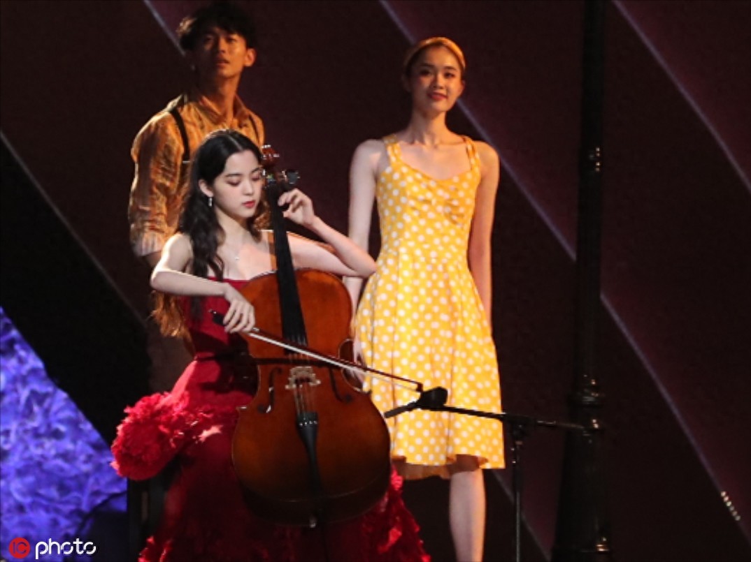 王景春咏梅凭《地久天长》分获最佳男女主角 胡歌霍建华合体颁奖