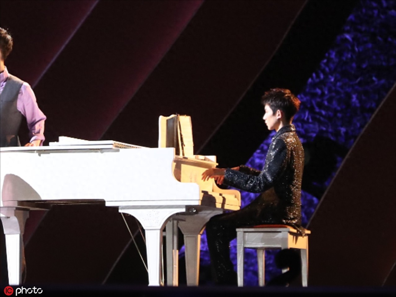 王景春咏梅凭《地久天长》分获最佳男女主角 胡歌霍建华合体颁奖