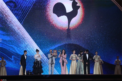 王景春咏梅凭《地久天长》分获最佳男女主角 胡歌霍建华合体颁奖