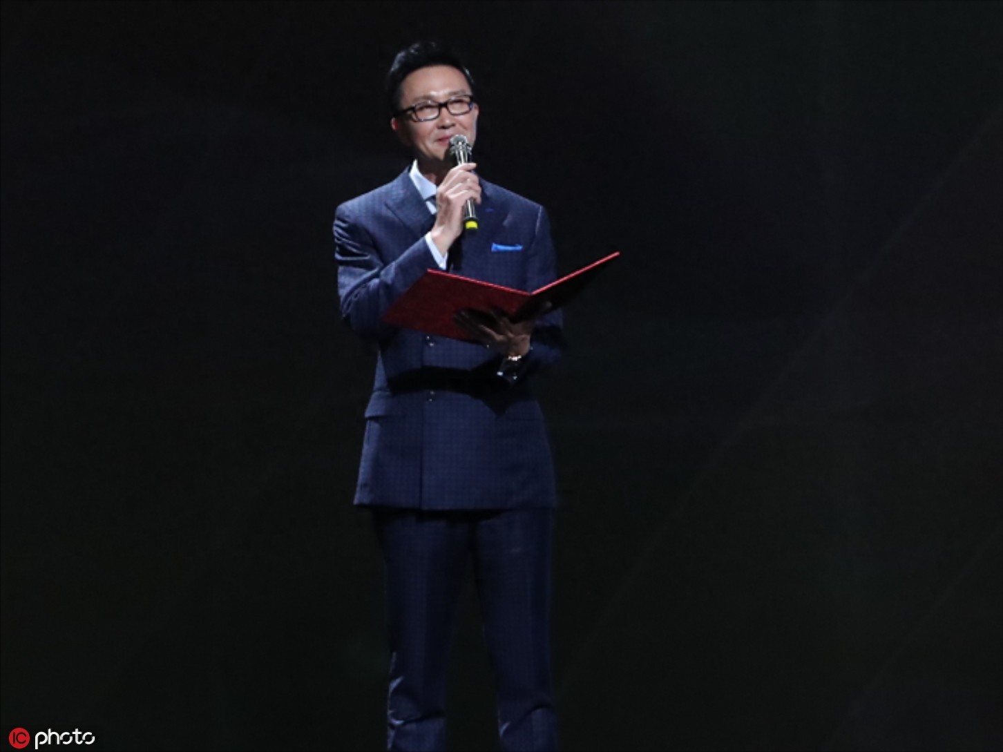 王景春咏梅凭《地久天长》分获最佳男女主角 胡歌霍建华合体颁奖