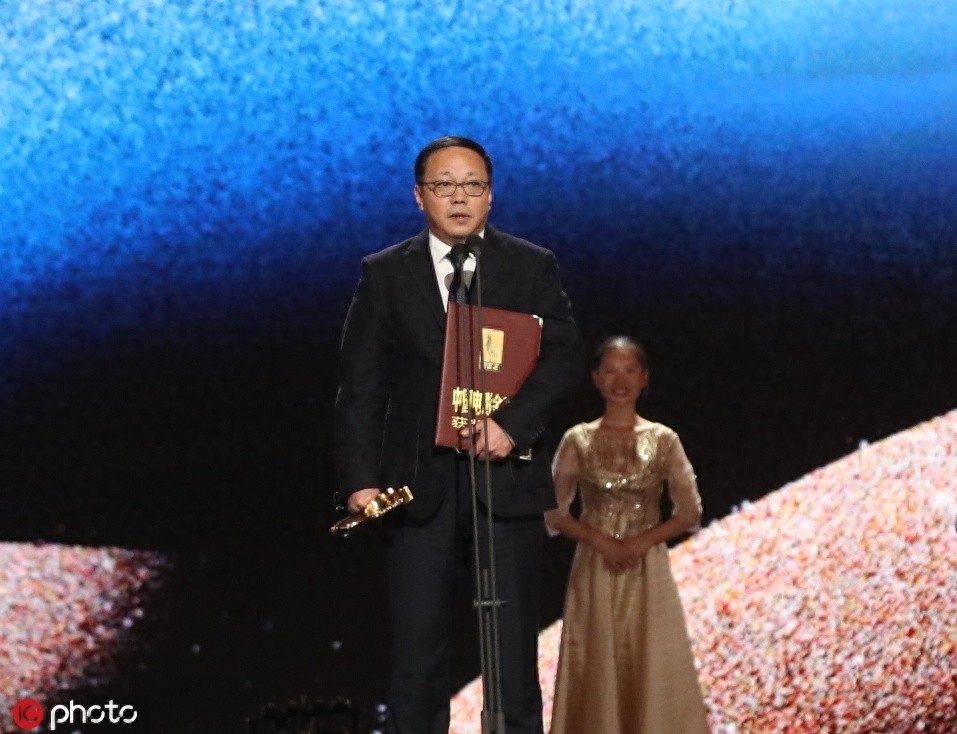 王景春咏梅凭《地久天长》分获最佳男女主角 胡歌霍建华合体颁奖