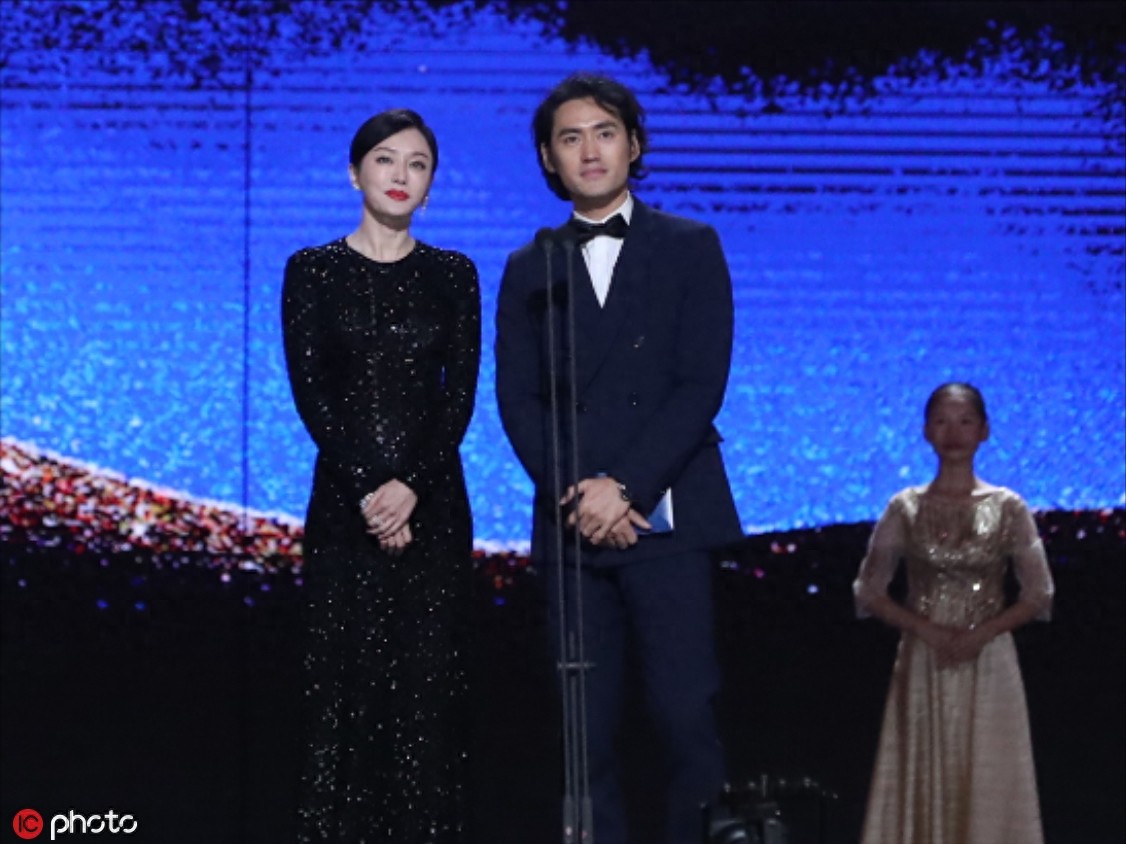 王景春咏梅凭《地久天长》分获最佳男女主角 胡歌霍建华合体颁奖