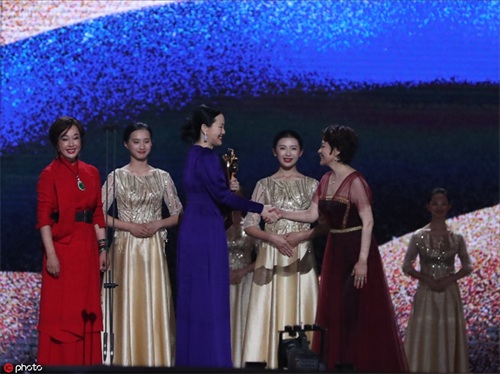 王景春咏梅凭《地久天长》分获最佳男女主角 胡歌霍建华合体颁奖