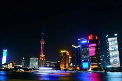 ​到处都是光的外滩观光隧道，网友只用了一个字评价