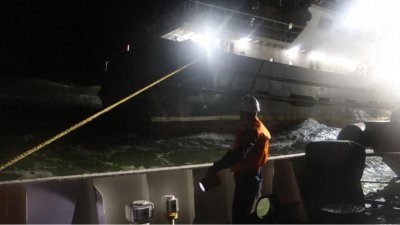 ​出血严重、海况恶劣！中国海警局紧急救助1名受伤渔民