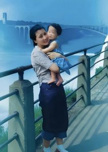 ​1952年蒋英和女儿钱永真，在尼亚拉加大瀑布前，一张罕见的留影。