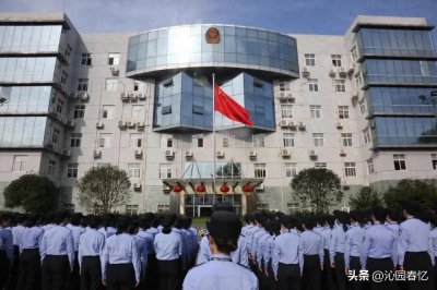 ​成都女子监狱，集中关押女犯的中型监狱，女警近500人