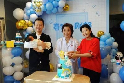 ​央视国脸刚强：娶二婚春妮，43岁意外得子乐开怀，一切“刚好”